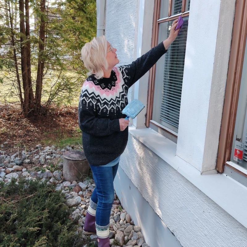 Sanna pesee Kotiavun asiakkaan ikkunaa.